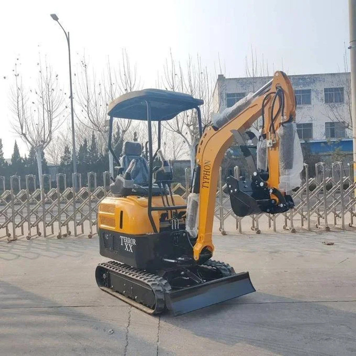 Mini-pelle TYPHON TERROR XX 2025 – 1 814 kg, chenilles en caoutchouc et moteur diesel Kubota D902